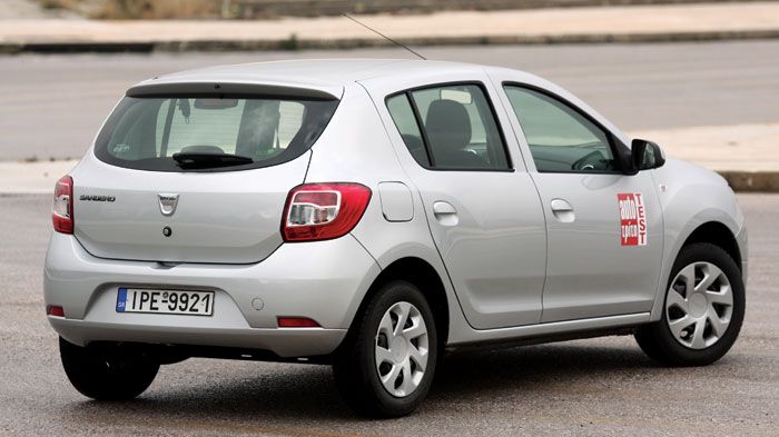 Πίσω, τα τετράγωνα φανάρια το καθιστούν πιο μοντέρνο και νεανικό σχεδιαστικά.